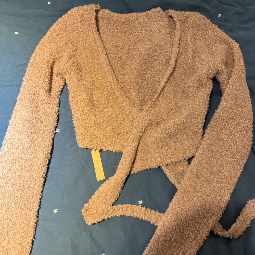 Skims wrap cropped sweater. Size S/M. tags On!